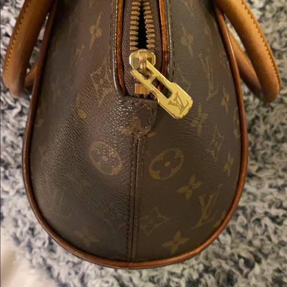 Authentic Eclipse PM Monogram Louis Vuitton - Picture 10 of 15
